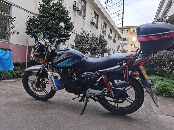 铃木gsx125摩托车