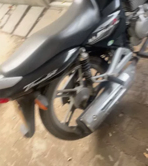 铃木125摩托车，今年8月刚审完车，正常骑...