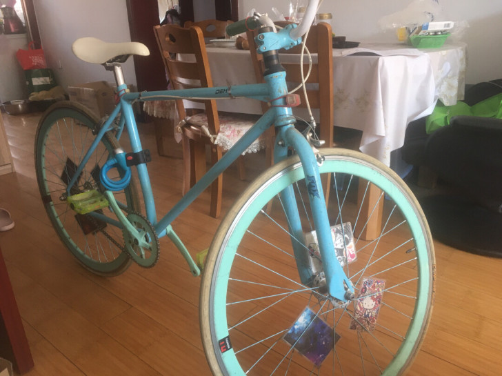 学校旁实体店购买，骑了一年，毕业不骑了，轮...