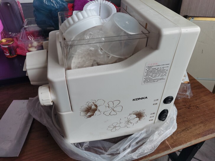 全自动和面机，配上不同的配件可以直接出面条...