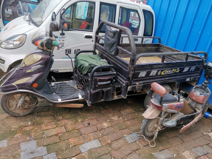 隆鑫牌摩托三轮车很新，用不到了，转给有需要...