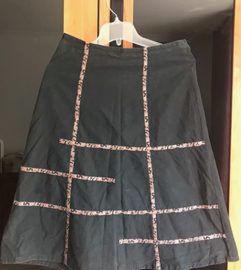 过膝裙，黑色稍短为纯棉，稍长蓝色大摆裙为挺...