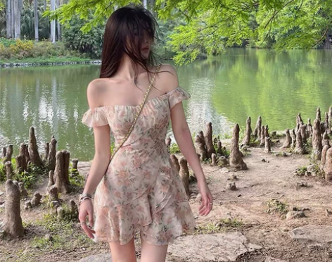 OKMA正版的 一字肩雪纺碎花连衣裙女夏性...