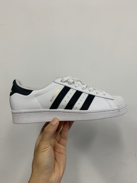 阿迪达斯Adidas 经典板鞋  320元...