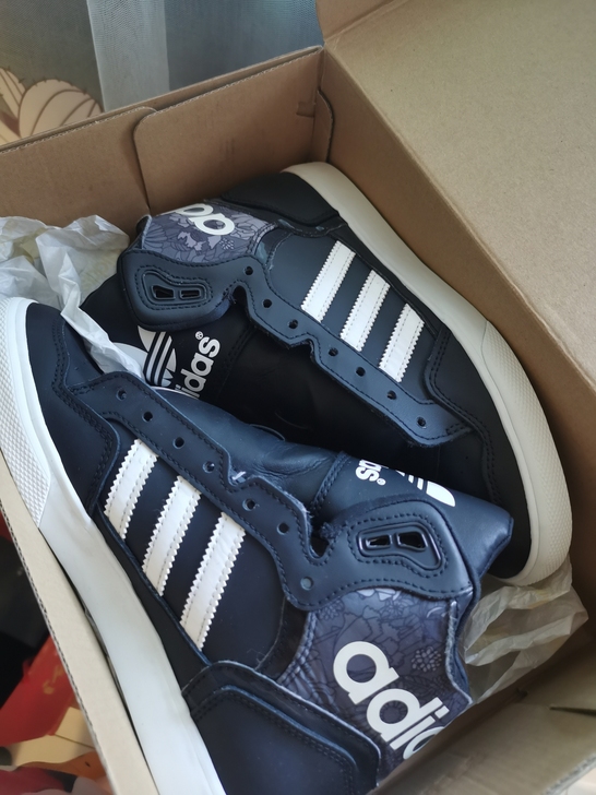 品牌型号 ：阿迪三叶草高帮鞋，黑色，38码