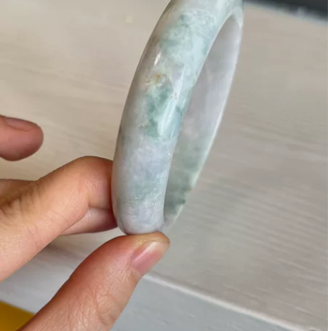 天然翡翠手镯，59圈口正圈，飘小绿碎花，很...