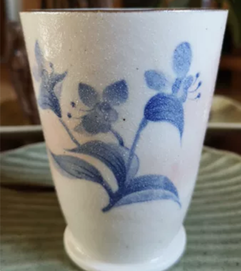 橘吉可乐杯,鸭跖草画片青花粗瓷杯,月白底色...