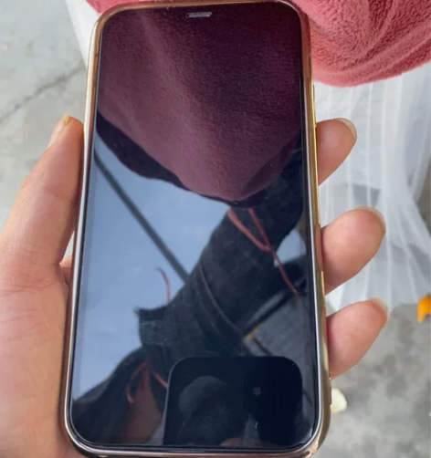 苹果11几乎全新  128内存，黑色，有卡...