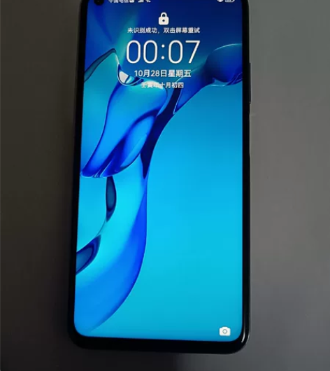 荣耀20S 6+128，老人用的一点磕碰没...