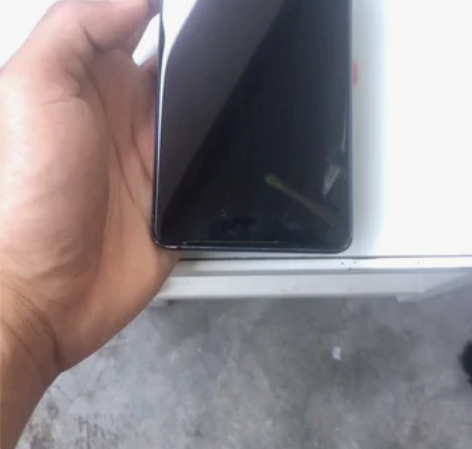 努比亚X 8?128。  屏幕有更换，有角...