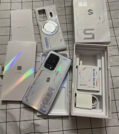 黑鲨5 航天版 12+256 手机无拆修无...