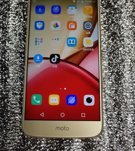 刚刚替下来的摩托罗拉手机，型号是XT166...