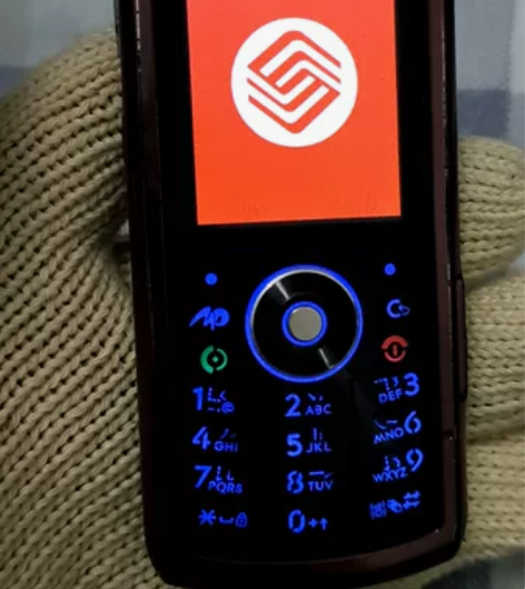 摩托罗拉L72.怀旧手机 。通电亮，其它功...