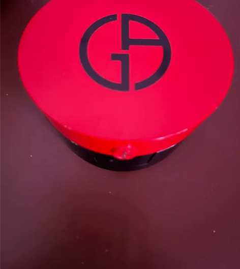 阿玛尼旧款盒子，里面的粉底还有一半，闲置好...