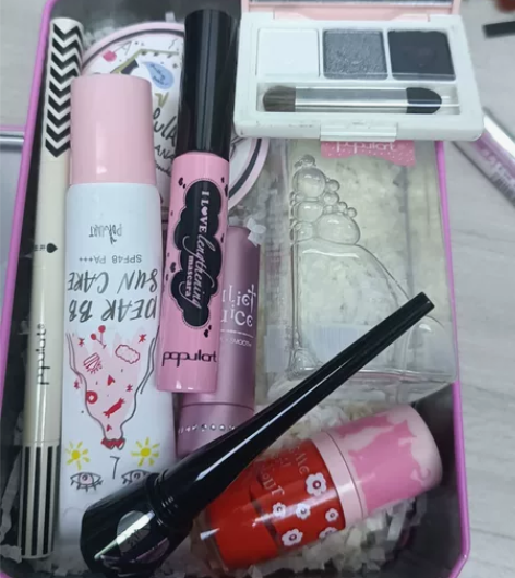 彩妆套盒，9件套，有防晒，唇膏，唇釉，眼影...