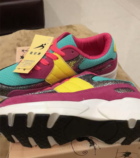 女士全新时尚休闲运动鞋，39码（偏小一码）...