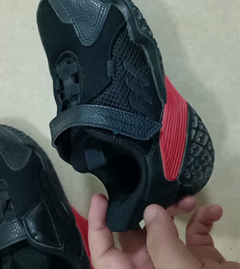 阿迪达斯男童运动鞋 9k 去年奥莱买的，买...