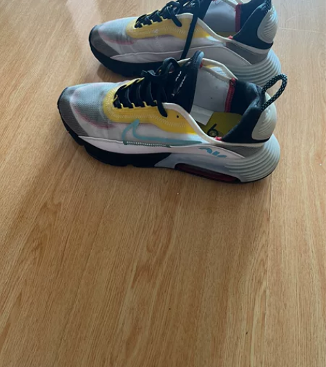 男士耐克运动鞋,下面是气垫的,去年春天买的...