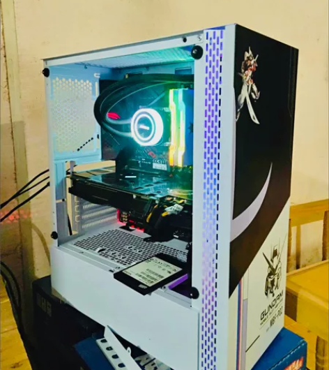 自家的电竞房间不做了 亏本处理台式机全套网...