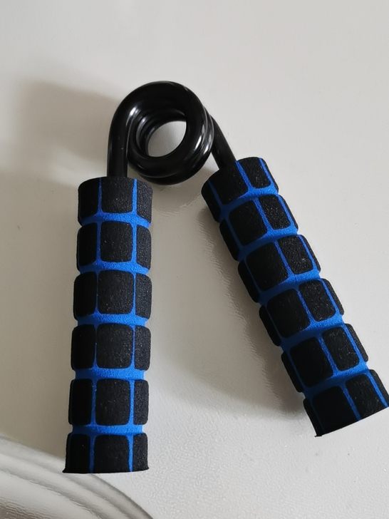带海绵一体钢成型握力器，白领办公室必备