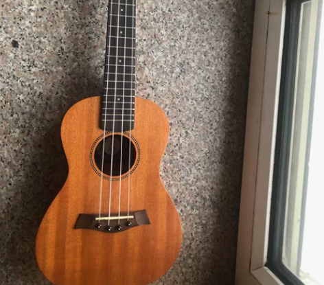 之前一时兴起买的尤克里里，一直也不会弹[捂...