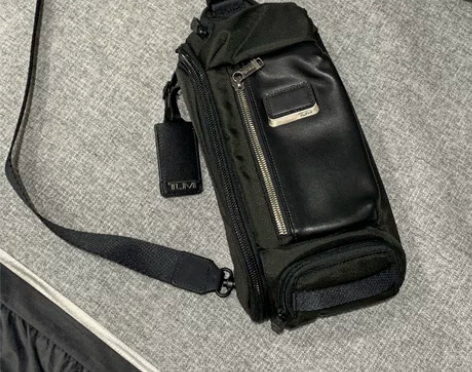 正品TUMI 全新男士胸包一只！未使用，全...
