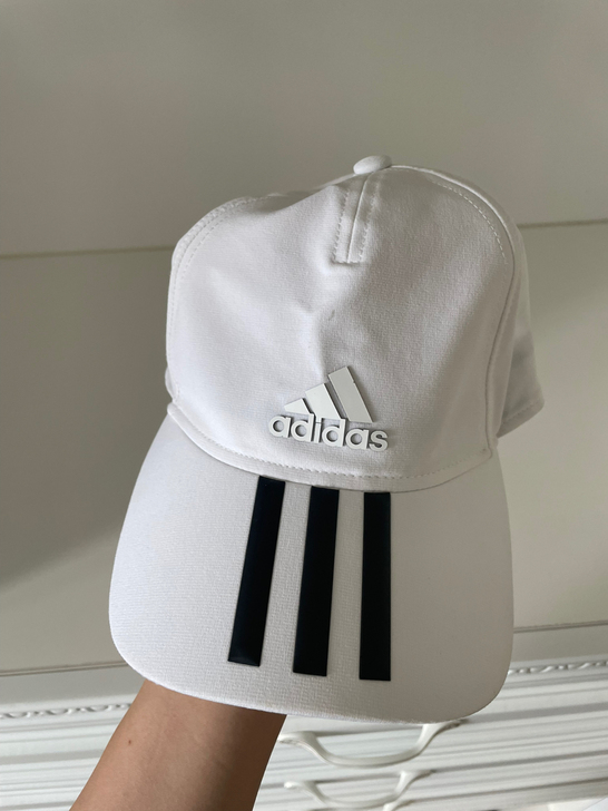 adidas白色软顶帽子