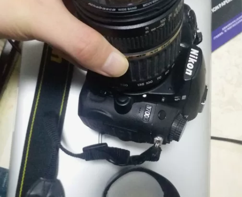 尼康d7000中级旗舰单反相机,当年同级别...