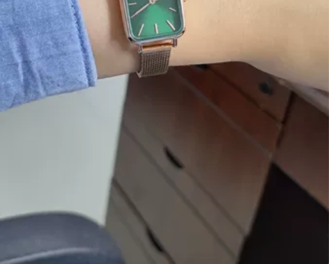 dw手表 有瑕疵，12点指针翘起了，不介意...