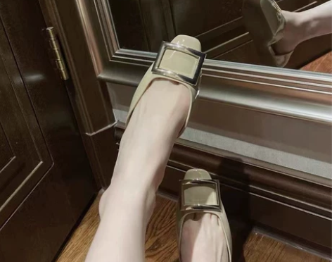 全新法式复古小皮鞋女简约风漆皮方头浅口中空...