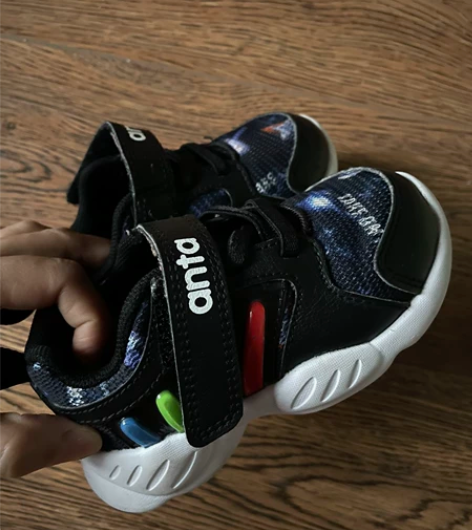 安踏发光款鞋子22码 感兴趣的话点“我想要...