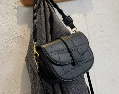 天彩翼飞 女士包 不包邮 全新 感兴趣的话...