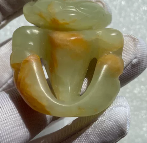 红山文化河磨黄玉神人、高5.5厘米宽4厘米...