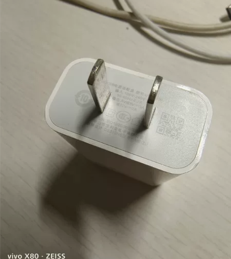 闲置的一个魅族的24W充电头，送一个数据线...