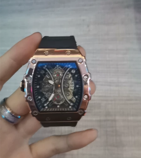 意卡伊手表，有轻微使用痕迹，表面无划痕 感...