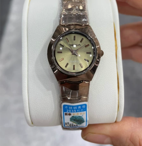 全新茶色钢带女表，超级精致小女人味。表径：...