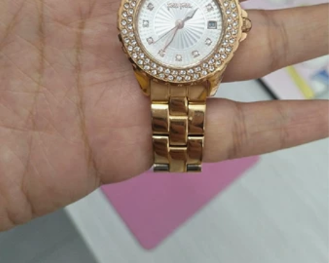 代友转，镶钻女表，实体店买的，花了一千多吧...
