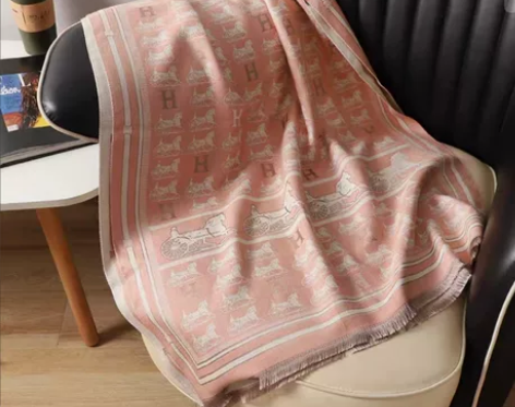 全新粉色H围巾披肩 全新粉色围巾,式样如图...