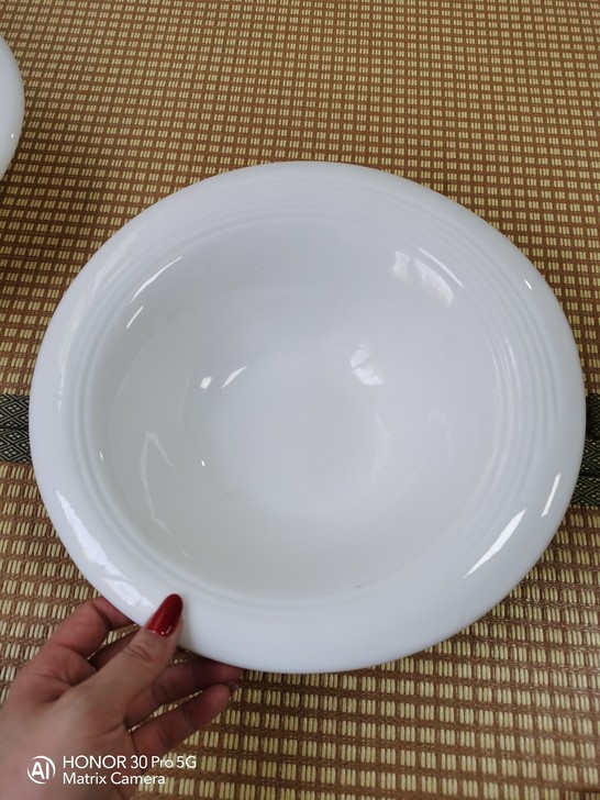 处理几个酒店用瓷盘。