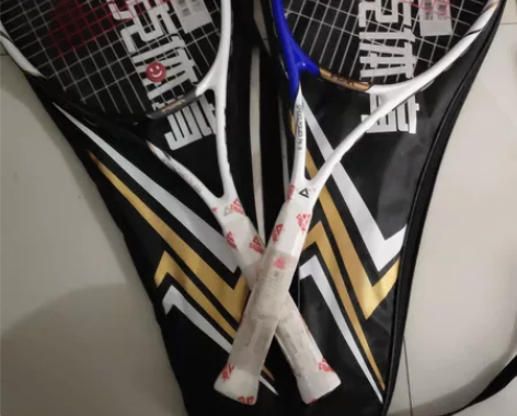 出两个闲置网球拍，送5个网球，除了握把的标...