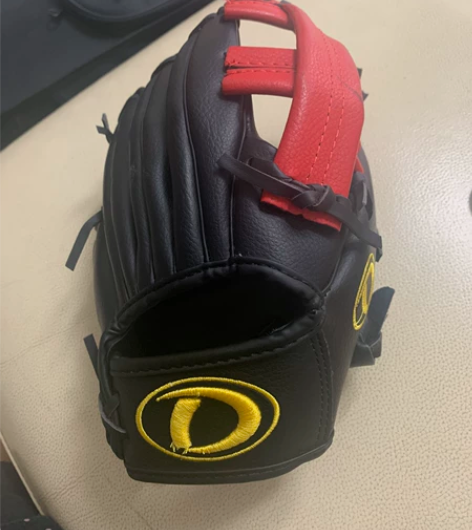 孩子报棒球课赠送手套 全新没用过 但有瑕疵...