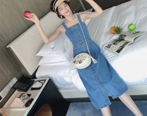 牛仔背带裙女夏季2021新款流行吊带裙子时...