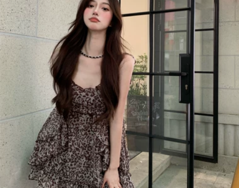 辣妹豹纹雪纺吊带连衣裙女夏季2021年新款短裙荷叶边收腰蛋糕...