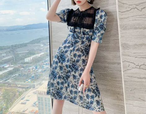 MIUCO清爽淡雅冰蓝印花蕾丝拼接性感露背...