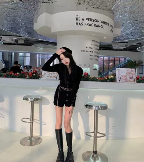 牛仔外套搭配包臀裙 这一套超级辣妹风！！外...