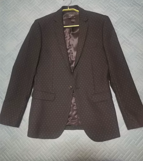 太平鸟男士西装，买了之后一次都没穿，一直挂...