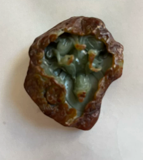 一块玉雕，表面有磕伤，不退换。 感兴趣的话...