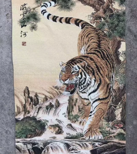 (忍痛转让)着急出，高价买的虎刺绣织锦画，...