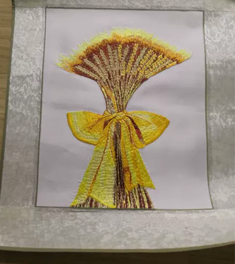 刺绣装饰画（两张)闲置，没有装框 感兴趣的...