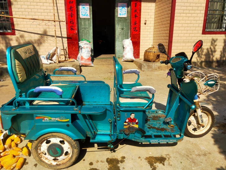 转让一辆卖菜的三轮车车，7成新。电瓶可以跑...
